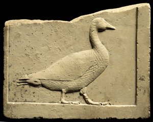 Relief, das eine Gans darstellt