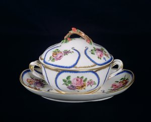 Sevres-Schale und -Teller, 1764 (Porzellan)