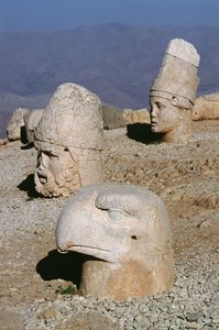Kopf von Zeus-Oromandes, eine Göttin und ein Adler