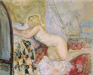 Nackte, die gegen ein Bett liegt