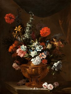 Blumen in einer skulptierten Vase