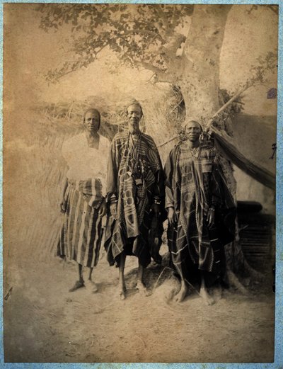 Drei senegalesische Männer in traditioneller Tracht (s/w Foto) von African