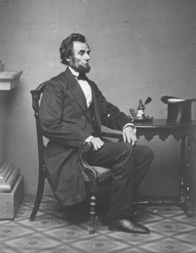 Abraham Lincoln, Ganzkörperporträt, sitzend, 1861 von Alexander Gardner