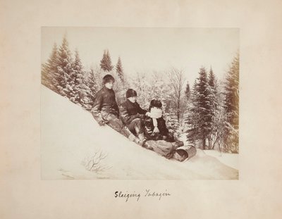 Drei Rodler auf einem verschneiten Hügel von Alexander Henderson