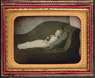Totes Kind auf einem Sofa, ca. 1855 von American Photographer