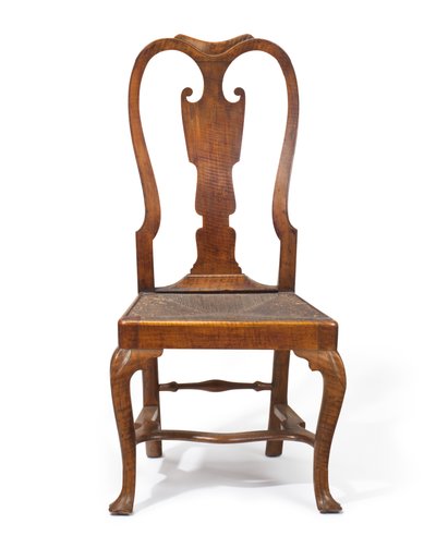 Ein Queen Anne Stuhl aus gemasertem Ahornholz von American School