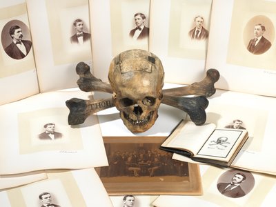 Schädel-und-Knochen Wahlurne von American School