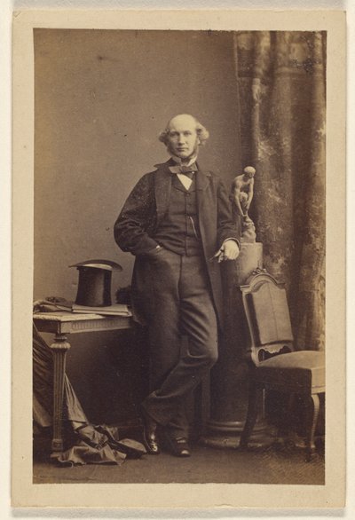Unbekannter Mann stehend, Zylinder auf dem Tisch von Camille Silvy