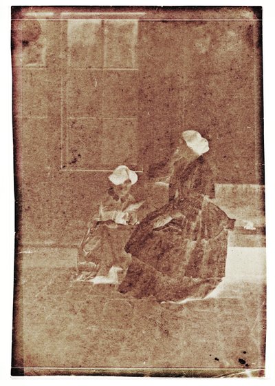 Frauen in einem Innenhof von Charles Nègre