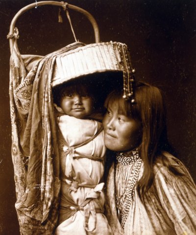 Apache-Mädchen und Papoose von Edward Sheriff Curtis