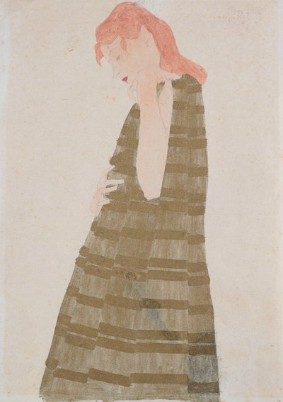 Stehende Frau in einem goldenen Kleid von Egon Schiele