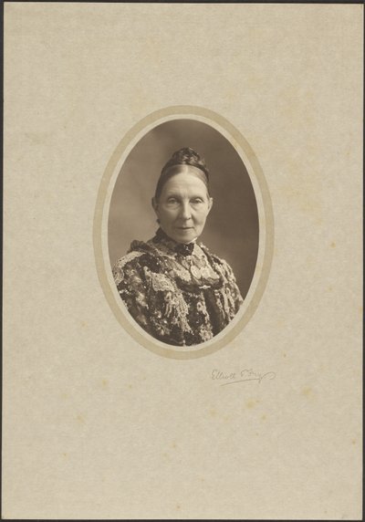 Frau Knowles von Elliott and Fry