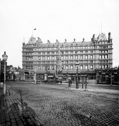 Charing Cross Station Hotel, um 1890 von English Photographer