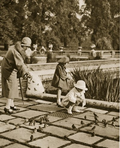 Spatzen füttern im Hyde Park von English Photographer