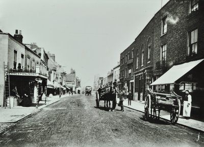 Putney High Street: Blick Richtung Brücke, 1885 von English Photographer
