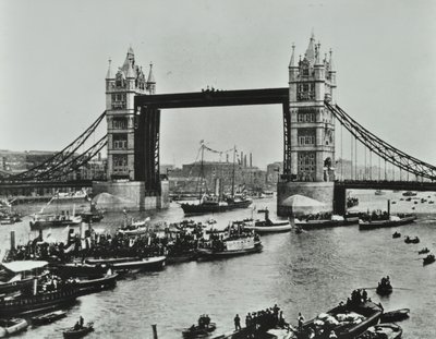 Schiffe passieren unter der Tower Bridge, 1894 von English Photographer