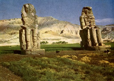 Die Kolosse von Memnon, nahe Theben, Ägypten. von English Photographer