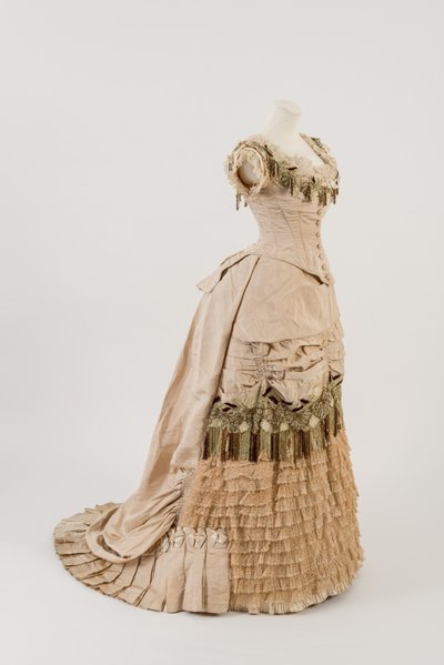 Abendkleid aus dunkelcremefarbener gerippter Seide von English School
