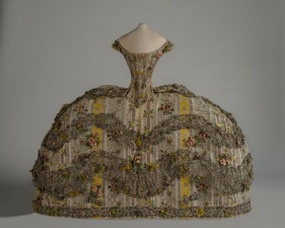 Modepuppe Mantua von English School
