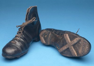 Paar Stiefel mit illegalen Stollen von English School