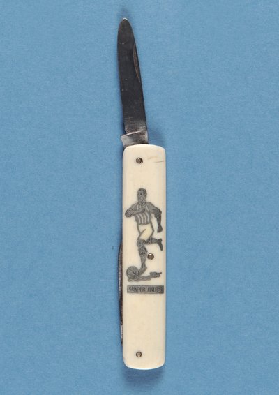Taschenmesser mit Darstellung eines Fußballspielers von English School