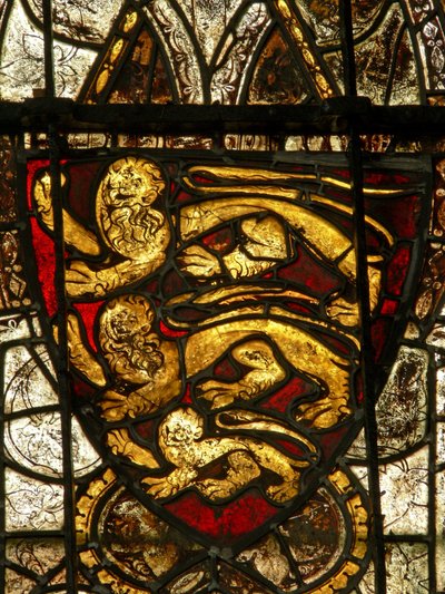 Fenster S2, das die Wappen Englands darstellt von English School