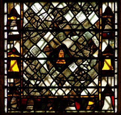 Fenster w41, Darstellung einer Glocke und Grisaille von English School