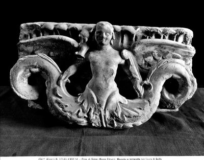 Gesims mit der Figur der Scilla von Etruscan