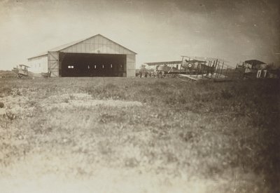 [Flugzeuge auf einem Feld] von Fedele Azari