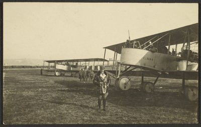 [Mann vor Flugzeug] von Fedele Azari