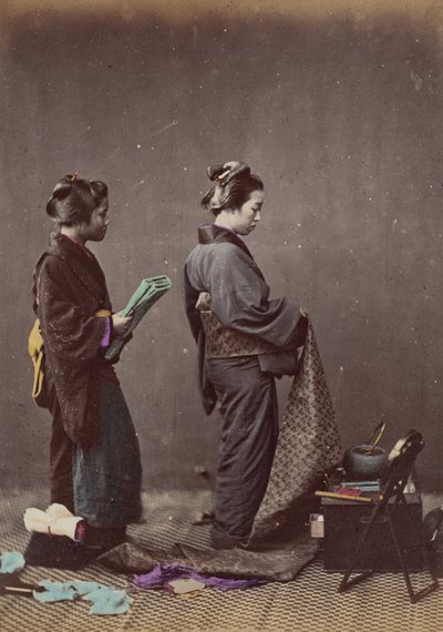 Anlegen des Obi oder Gürtels von Felice Beato