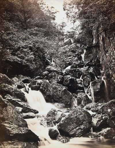 Flusslandschaft bei Derwentwater in Großbritannien von Francis Frith