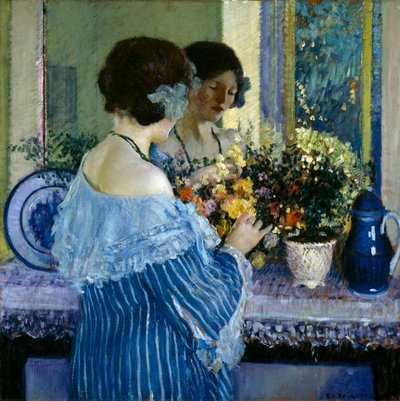 Mädchen in Blau arrangiert Blumen von Frederick Carl Frieseke