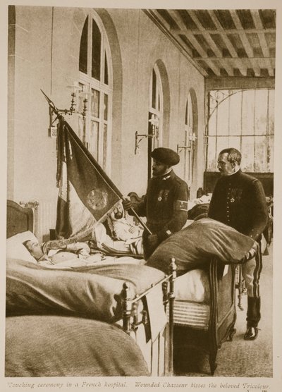 Verwundeter Chasseur küsst die geliebte Trikolore, 1914-19 von French School