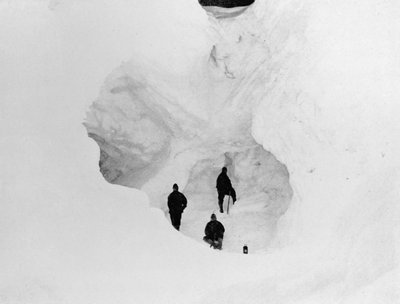 Eishöhle, ca. 1911, 1913 von G. Murray Levick