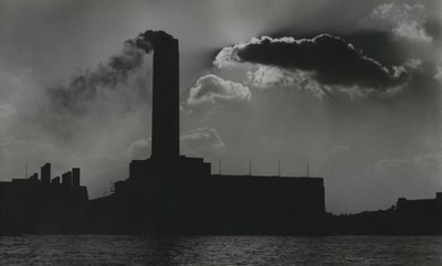 Kraftwerk an der Themse, London 1950er Jahre von Godfrey Macdominic