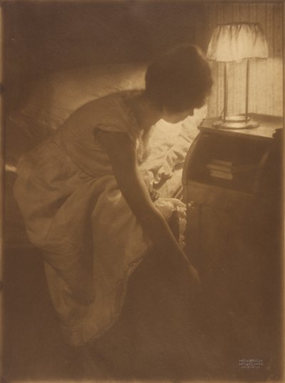 Miss Mary Warner an ihrem Nachttisch von Heinrich Kuhn