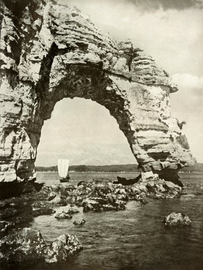 Ein vom Meer geformter Bogen in Matsushima, 1910 von Herbert Ponting