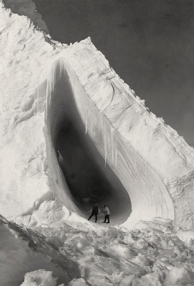 Höhle im Eis geschnitzt von Herbert Ponting