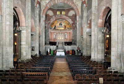 Ansicht vom Kirchenschiff (12. Jahrhundert) von Italian School