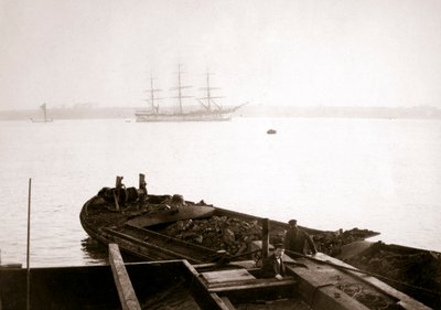 Mit Fracht beladenes Binnenschiff, Rotterdam, 1898 von James Batkin