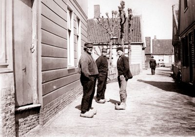 Männer in traditioneller Tracht, Broek, Niederlande, 1898 von James Batkin