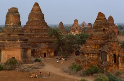 Man Aung Pagoden mit Bauern, Myanmar von James L Stanfield