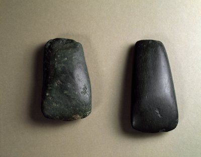 Feuerstein-Axtklingen, Jomon-Periode 4500-3700 v. Chr. von Japanese School