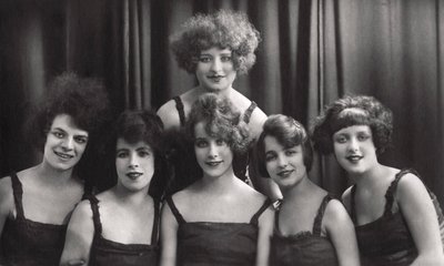 Eine Tanz- oder Theatergruppe, ca. 1900-1929 von Jerome Ltd