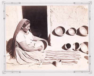 Frau beim Polieren von Keramik von John K. Hillers