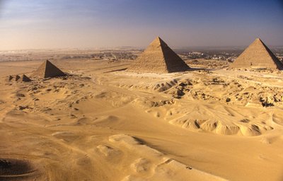 Pyramiden von Gizeh; Khafre; Cheops; Menkaure, Gizeh; Ägypten von Kenneth Garrett