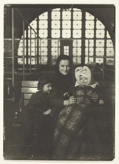 Russische Familie, Ellis Island von Lewis Wickes Hine