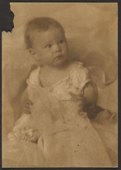Baby mit Tüll von Louis Fleckenstein