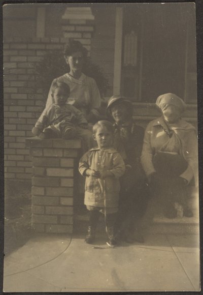 Familienporträt vor dem Haus von Louis Fleckenstein